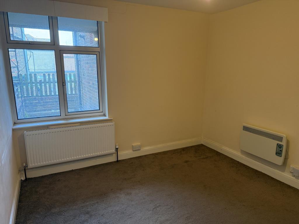 Lot: 96 - FREEHOLD VACANT SHOP AND MAISONETTE IN NEED OF REFURBISHMENT AND REPAIR -